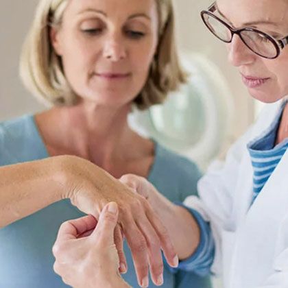 Гигрома запястья: причины развития, диагностика, лечение