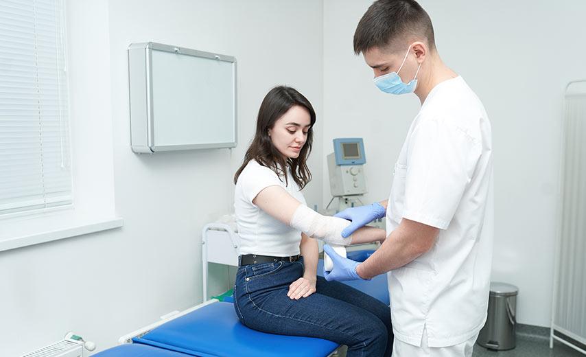 Лечение разрыва связок локтевого сустава в Киеве